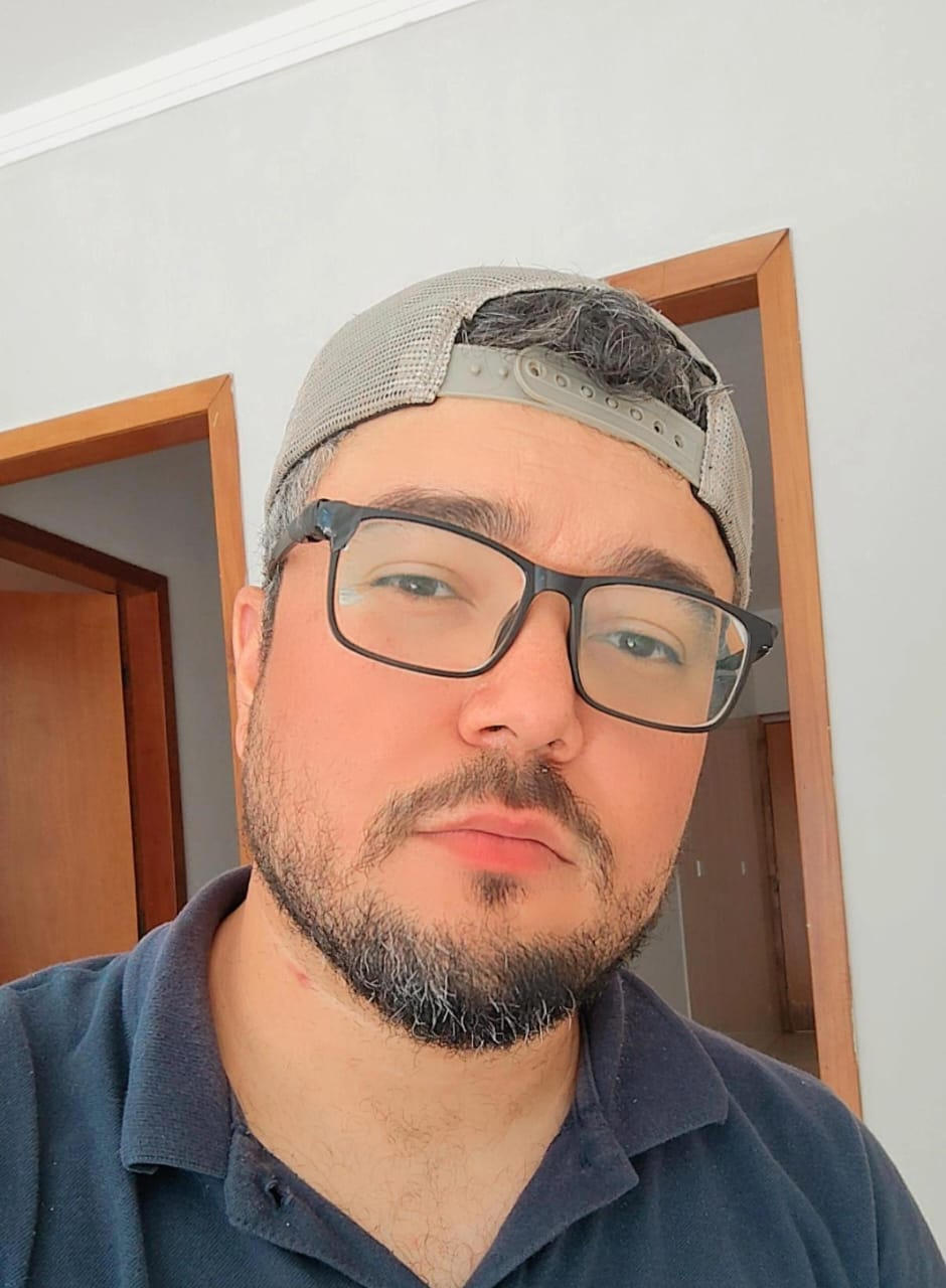 Retrato de Jhonatan Cleber, criador de sistemas e soluções digitais